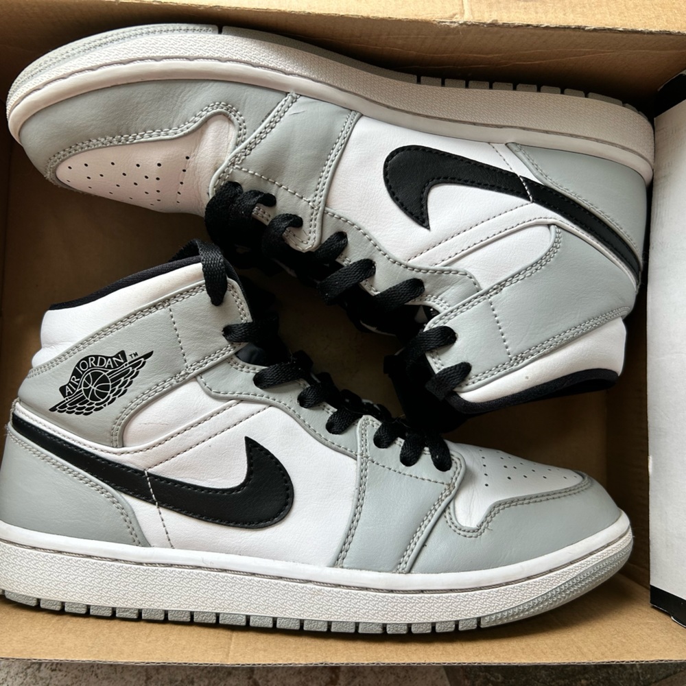 Air Jordan 1 Mid Smoke Grey